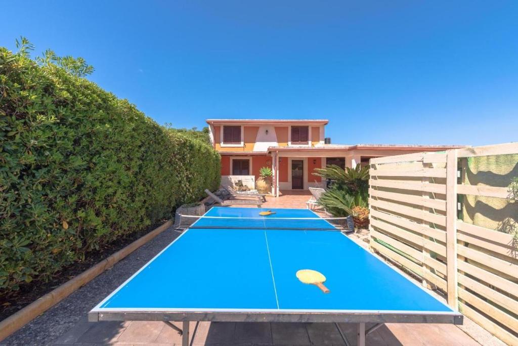 Настольный теннис в Villa con piscina al mare или поблизости