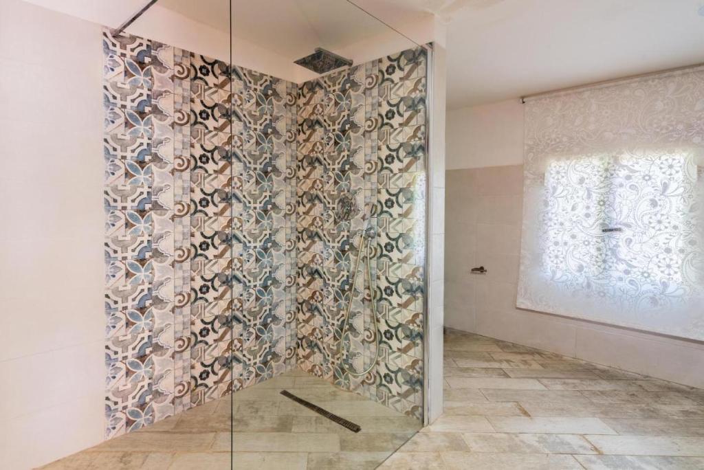 Ванная комната в Villa con piscina al mare