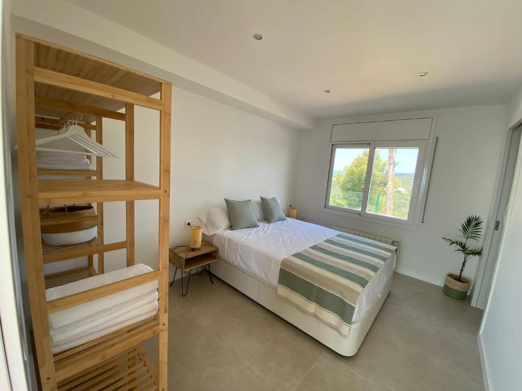 1 dormitorio con litera y escalera en Villa Casa Blanca, en Blanes