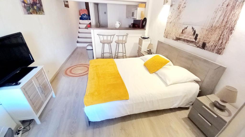 une chambre avec un lit et une télévision à écran plat dans l'établissement Logement à Cannes Suquet, emplacement privilégié, à Cannes