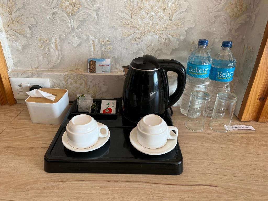 Příslušenství pro přípravu čaje a kávy v ubytování Hotel Kesu Home