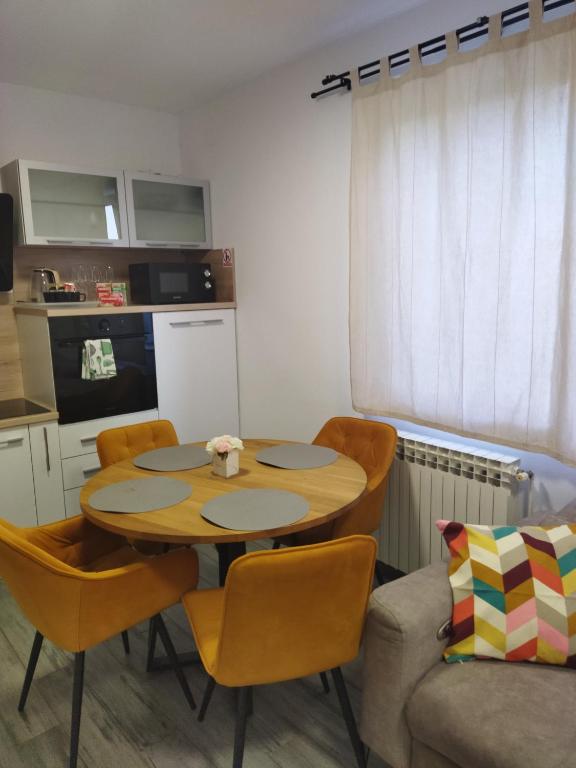 Kuchnia lub aneks kuchenny w obiekcie Apartman na jezeru