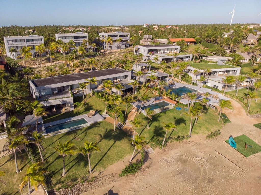 een luchtzicht op een resort met palmbomen bij Club de Mar Condo Hotel in Icaraí