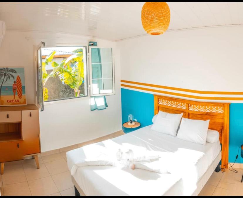 una camera con un letto bianco e una finestra di VILLA SANTIBANEZ - Villa avec piscine à St André a Le Patelin