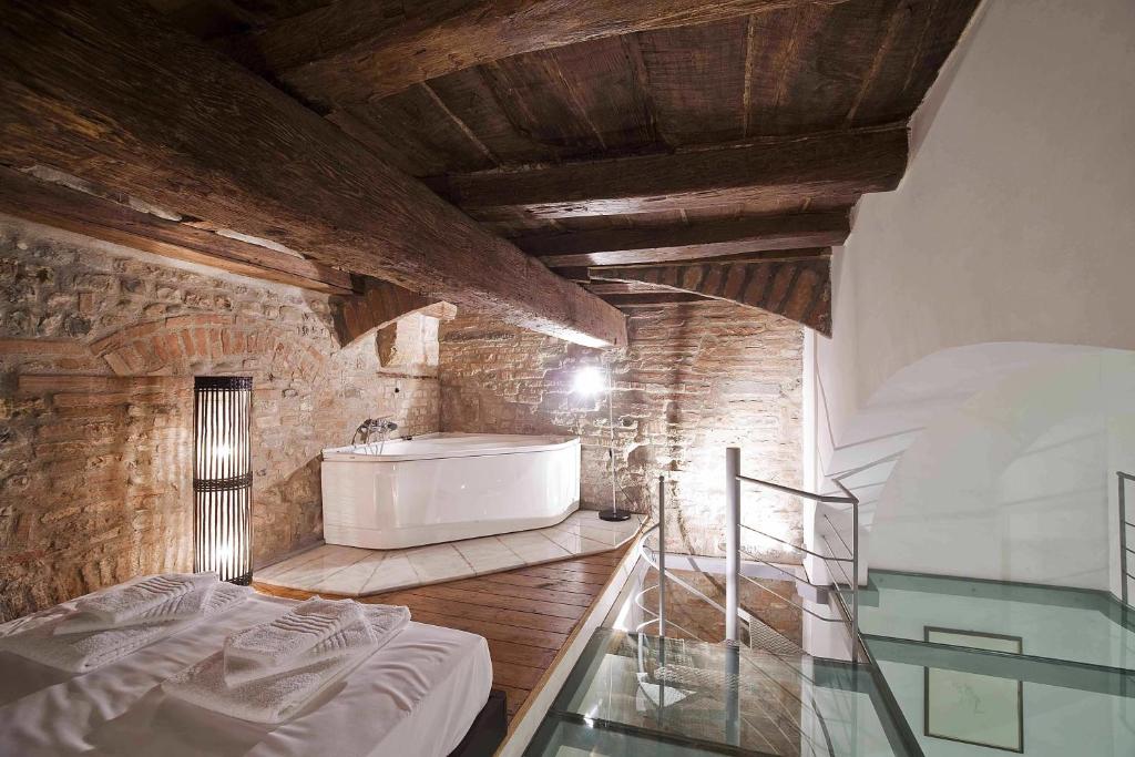 フィレンツェにあるロフト パンドルフィーニのバスルーム(シンク、ベッド付)