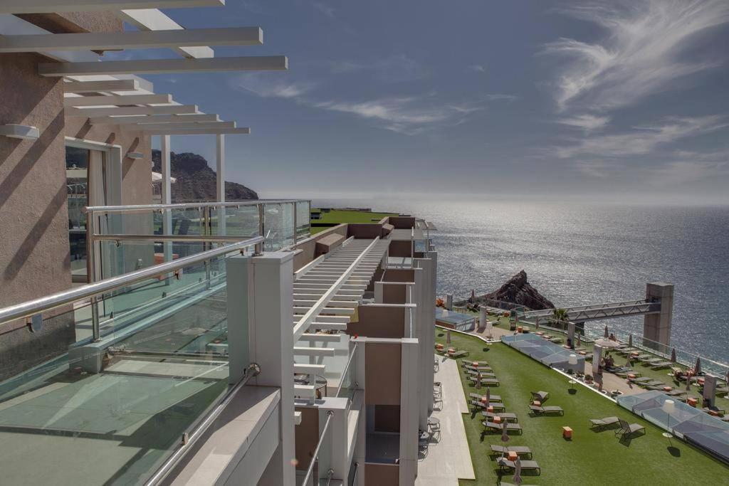 Luxury penthouse, panoramic sea view في موجان: اطلالة على المحيط من شرفة المبنى