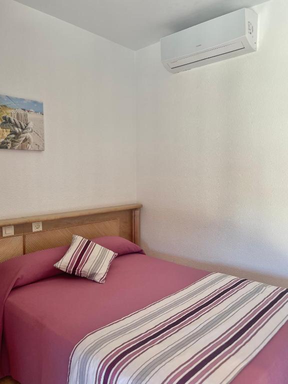 Łóżko lub łóżka w pokoju w obiekcie Hostal Noli