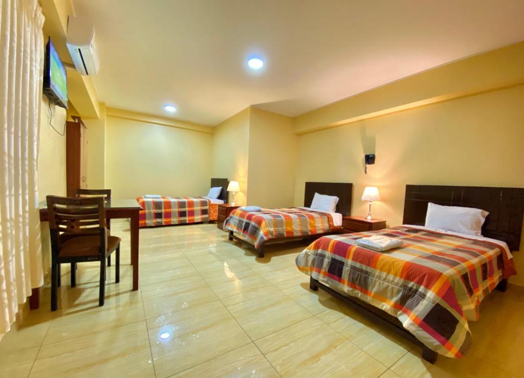 Postel nebo postele na pokoji v ubytování Hotel Las Palmeras