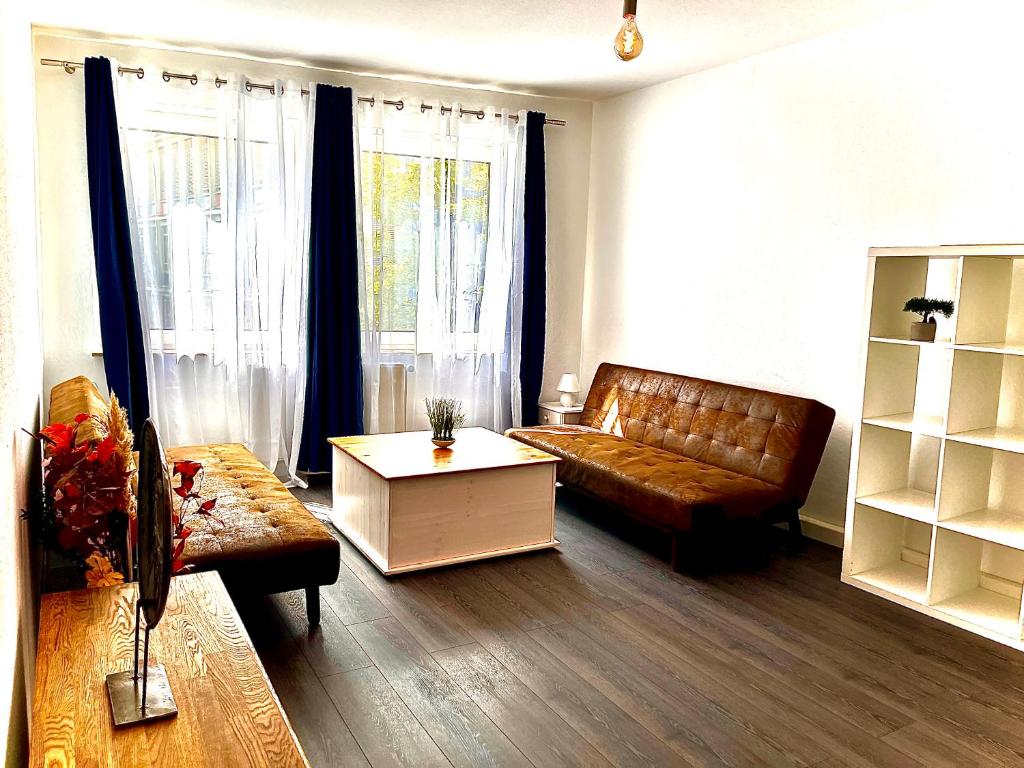ein Wohnzimmer mit einem Sofa und einem Couchtisch in der Unterkunft Geräumige Wohnung im Herzen Kassels in Kassel