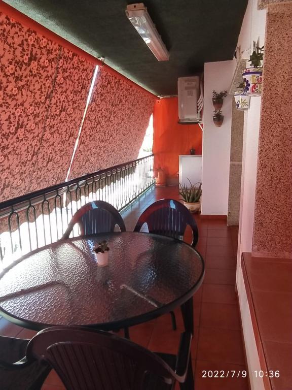 tavolo e sedie in una stanza con pareti rosse di Apartamento Bella Carmen : para 6 personas a Cunit