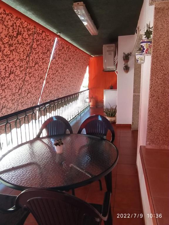 a table and chairs in a room with red walls at Apartamento Bella Carmen : para 6 personas in Cunit