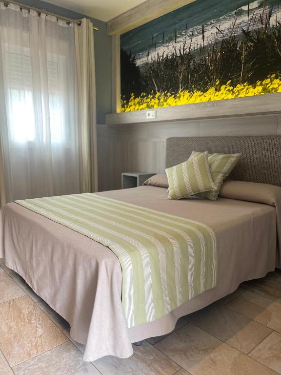 Łóżko lub łóżka w pokoju w obiekcie Hostal Noli