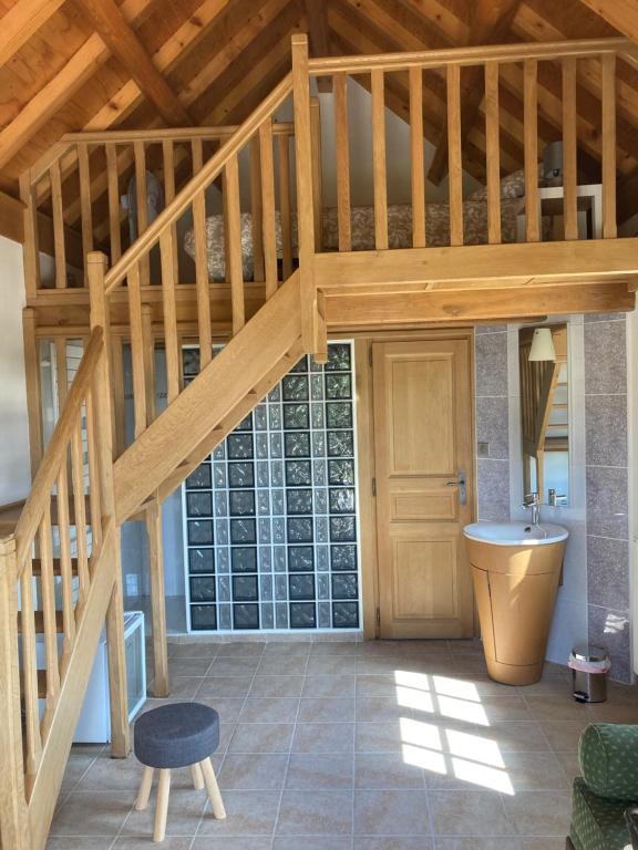 baño con escalera de madera y aseo en Charmante maisonnette indépendante en Broye