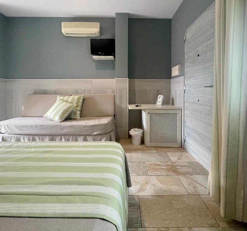 Łóżko lub łóżka w pokoju w obiekcie Hostal Noli