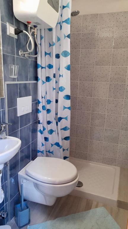 un bagno con un water e un lavandino di Villetta mare di Sicilia a Fontane Bianche