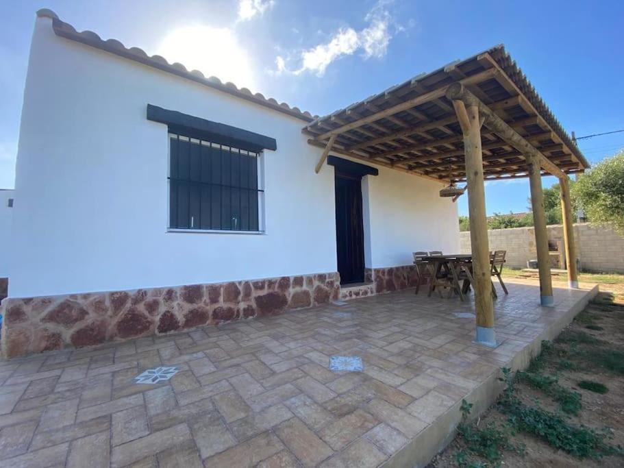patio na zewnątrz domu z drewnianą pergolą w obiekcie Chalet cerca de la playa La Barrosa w mieście Chiclana de la Frontera
