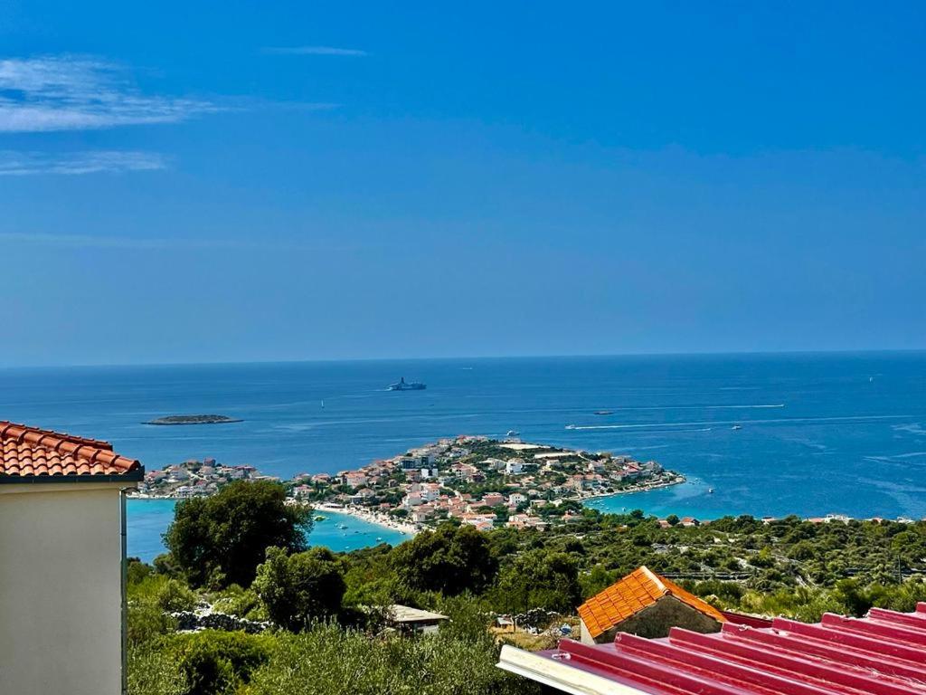 Blick auf eine kleine Insel im Meer in der Unterkunft Villa Ante Škina in Sevid