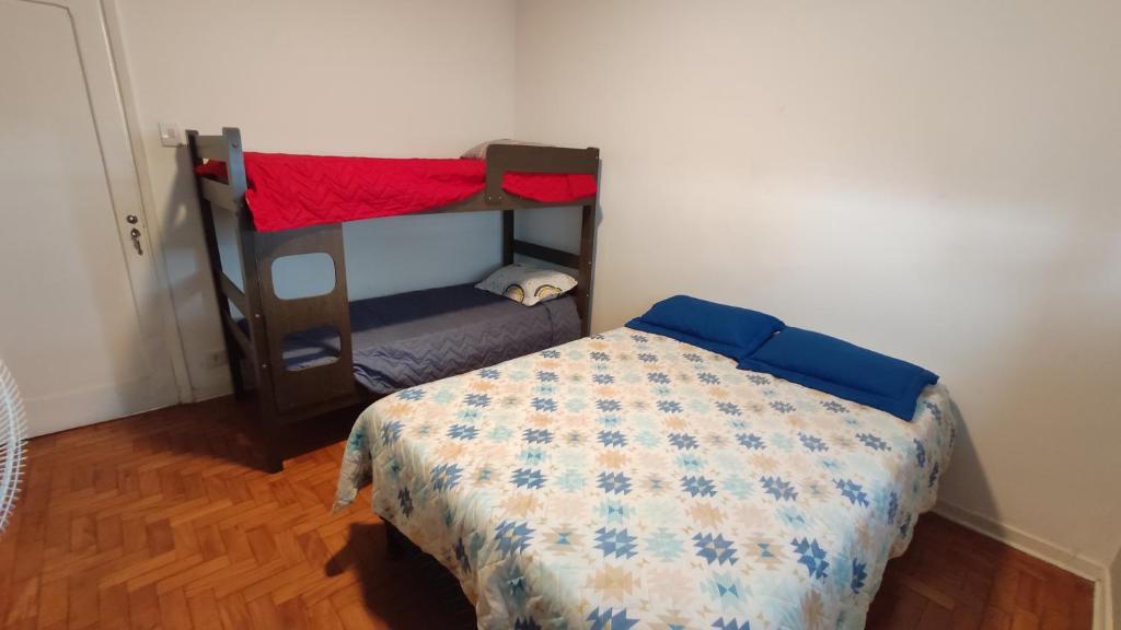 1 dormitorio con 1 cama y 1 litera en Cobertura Com Vista Para a Praia en São Vicente