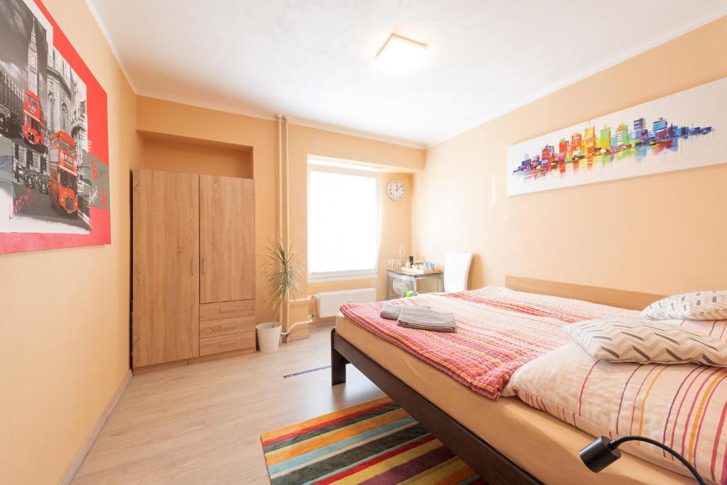 1 dormitorio con 1 cama grande en una habitación en Cozy room at metro station, private bathroom, 9minutes oldtown, 15minutes airport, WiFi, en Praga