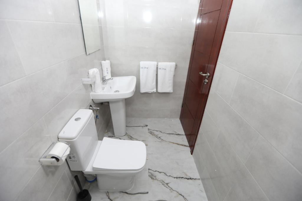 Un baño de MJI GROUP