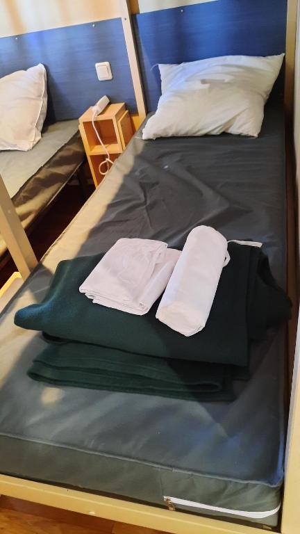 Łóżko lub łóżka w pokoju w obiekcie Le Ried Camping To hapi