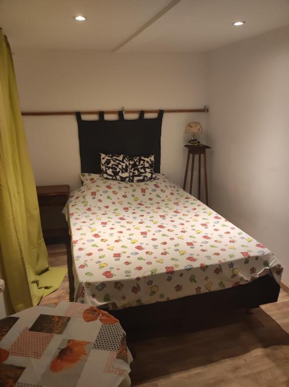 Cama o camas de una habitación en Petit studio au calme rénove a nouveau