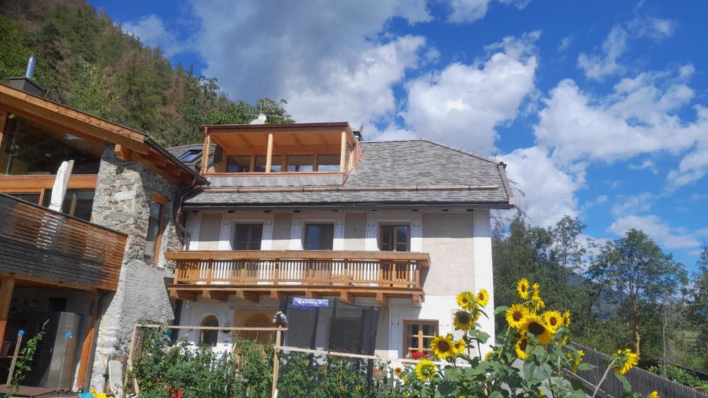 una casa con balcón en la parte superior en hoamisch en Malles Venosta