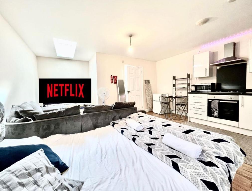 Kuchyň nebo kuchyňský kout v ubytování Lt Properties Luton town centre studio Tv Netflix Ground Floor 2