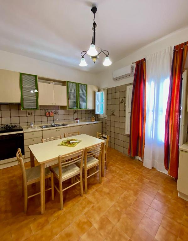 a kitchen with a table and chairs in a room at Casa Tanina in Scordia