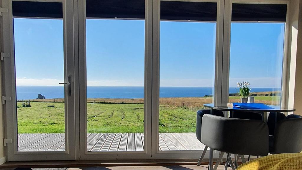 um quarto com uma janela com vista para o oceano em Castle Shieling em Latheron