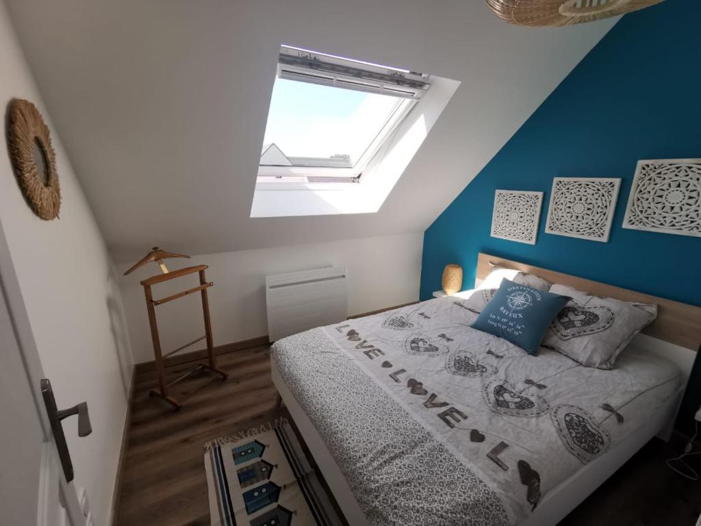 Postel nebo postele na pokoji v ubytování Les pommiers Duplex cosy tout confort dans maison neuve avec terrasse entrée indépendante parking 5 mn de Bayeux et 10 mn plage du débarquement