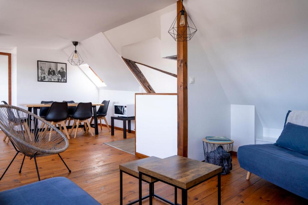 Posedenie v ubytovaní Grand appartement spacieux sur les toits de Bayeux