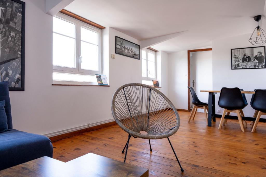 Posedenie v ubytovaní Grand appartement spacieux sur les toits de Bayeux