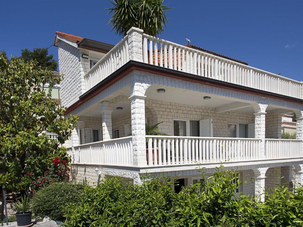 una grande casa bianca con balcone di Villa Katarina - private Pool 80m from beach a Marina