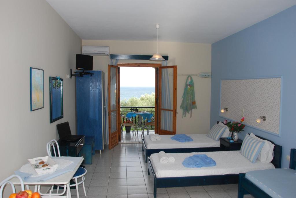 Postel nebo postele na pokoji v ubytování Kavos Psarou Studios & Apartments
