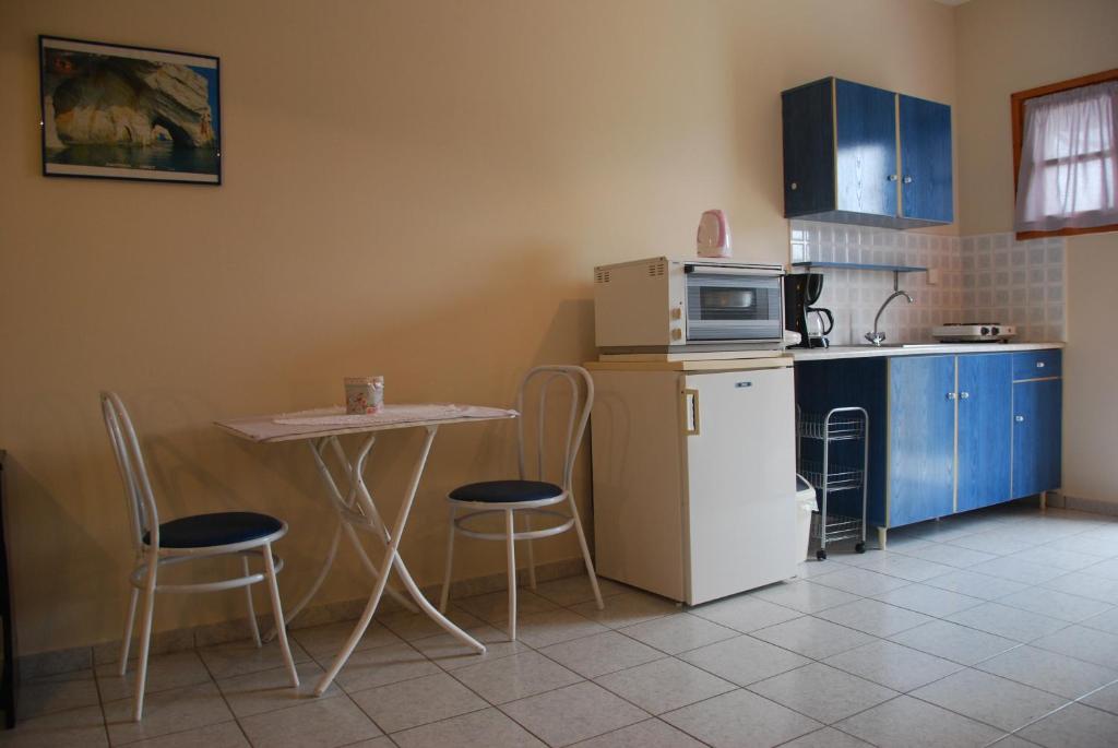 Kuchyň nebo kuchyňský kout v ubytování Kavos Psarou Studios & Apartments