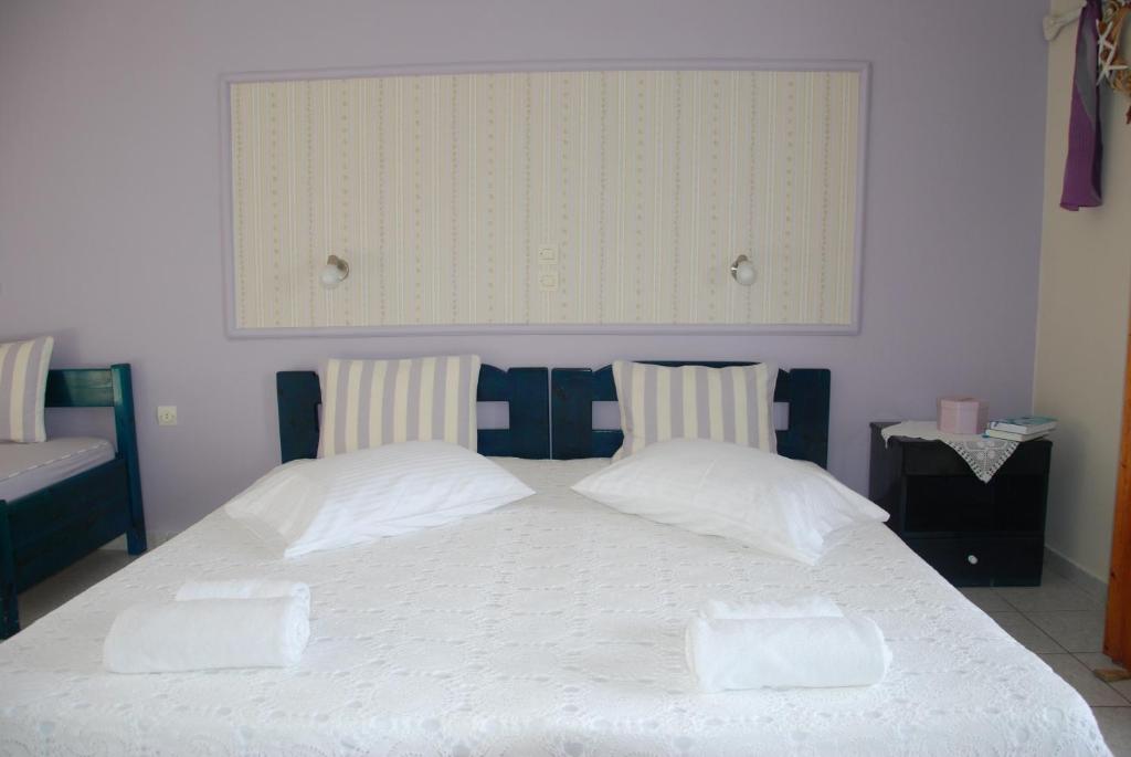 Postel nebo postele na pokoji v ubytování Kavos Psarou Studios & Apartments