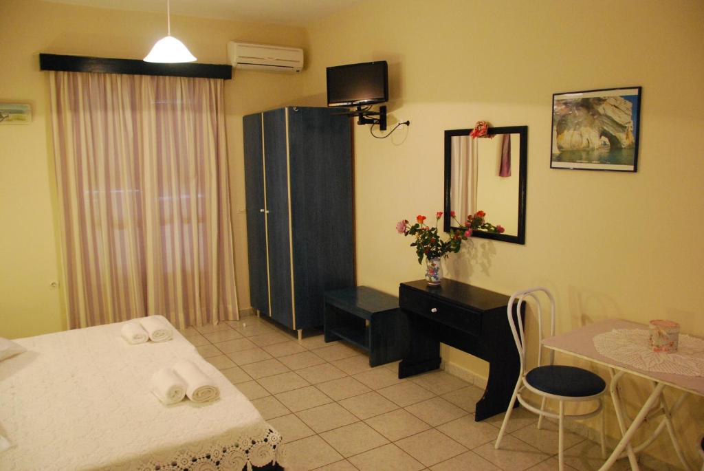 Postel nebo postele na pokoji v ubytování Kavos Psarou Studios & Apartments