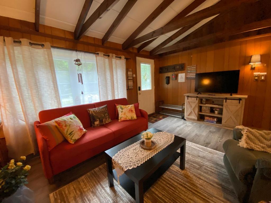 Beautiful Pocono Mountains Cabin in the gated lake community, Locust