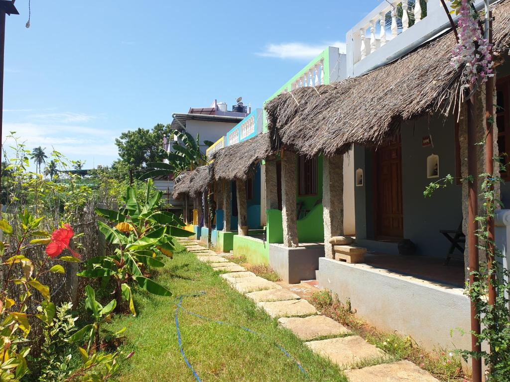 una fila de casas con techo de paja en TANJORE HOME STAY, en Thanjāvūr