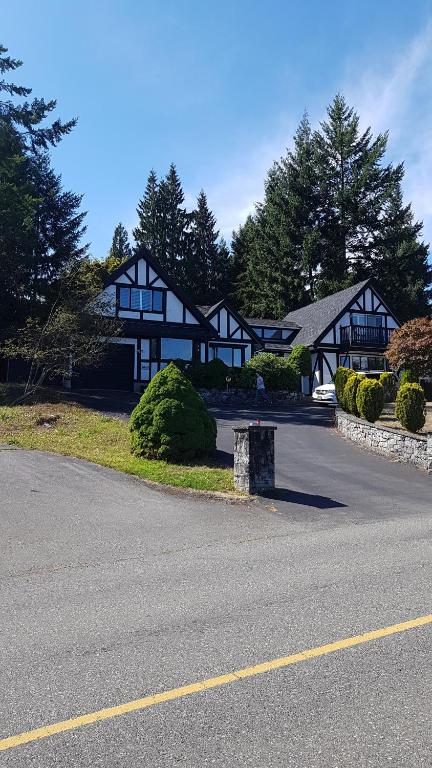 Gallery image of Quaint Tudor retreat in Nanoose Bay