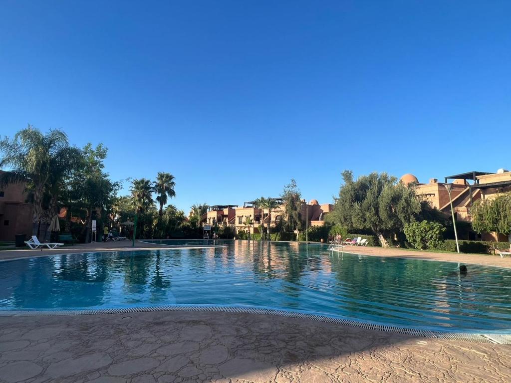 a swimming pool in the middle of a city at atlas golf resort marrakech " Maison à 03 chambres avec jardin privé " in Marrakesh