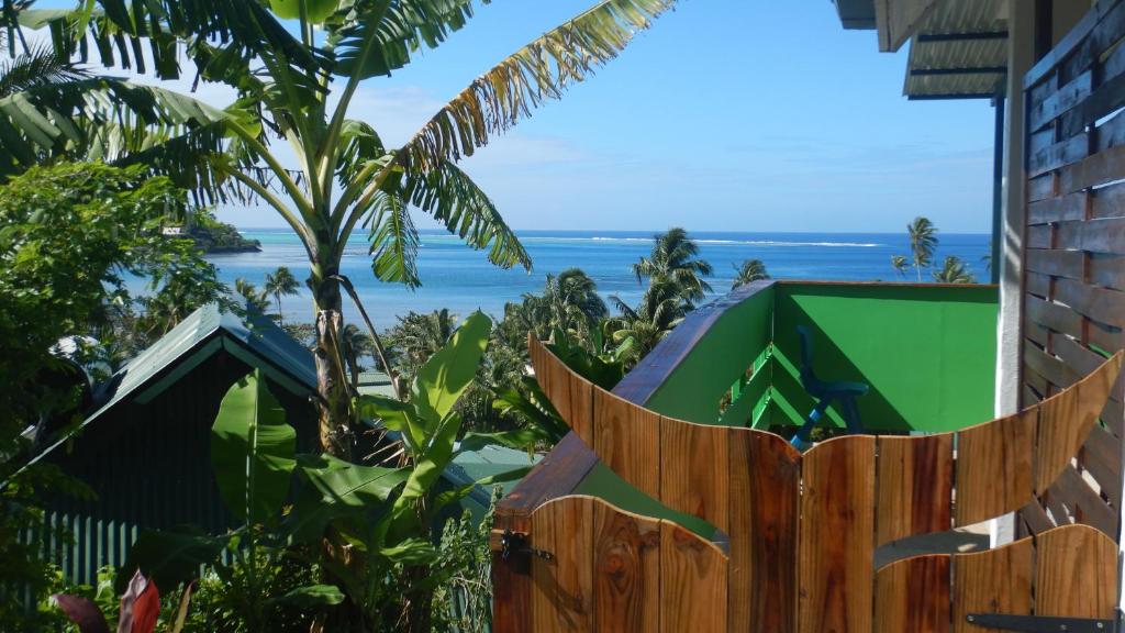 einen Holzzaun mit dem Ozean im Hintergrund in der Unterkunft Fare Arana Mooréa Guesthouse in Atiha