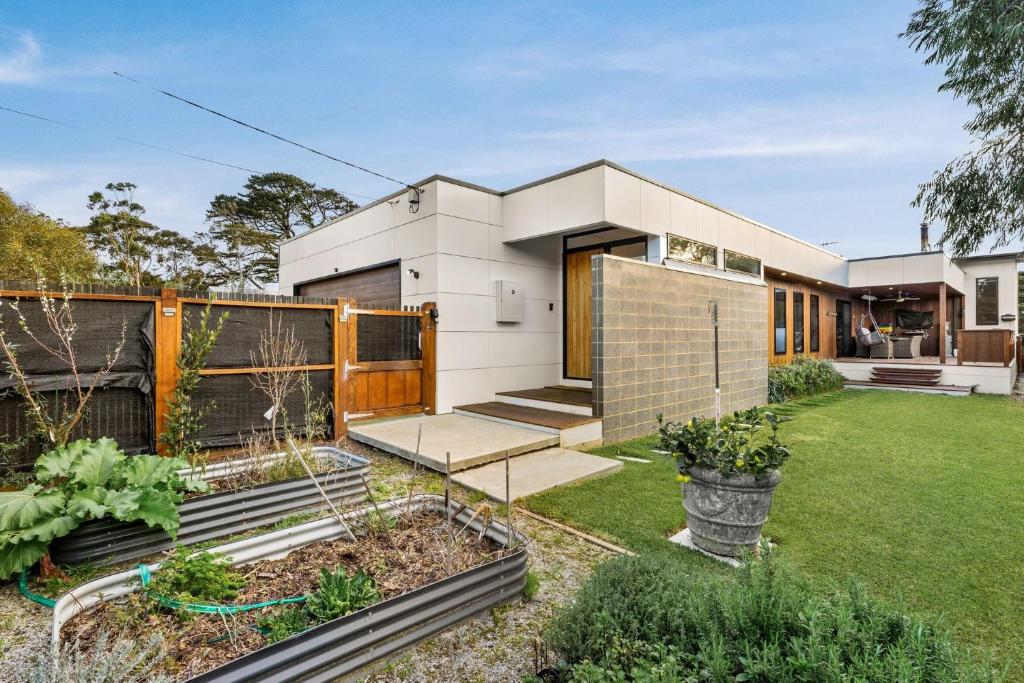 una casa moderna con giardino nel cortile posteriore di Castlebay a Wimbledon Heights