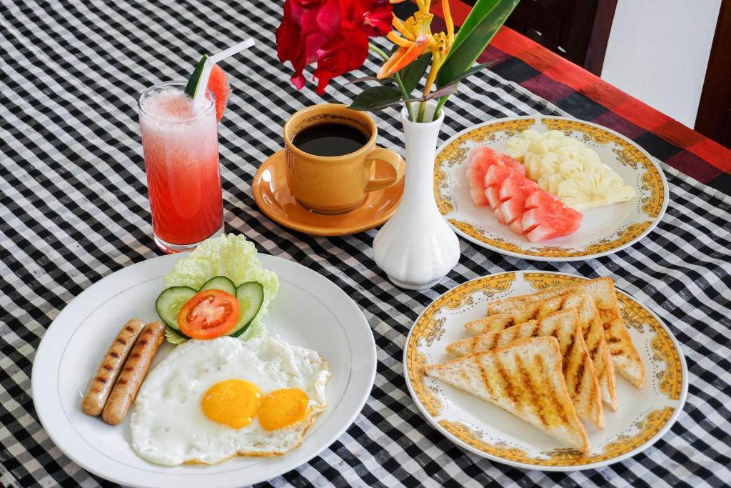 乌布The Gria Unique Ubud的餐桌,早餐盘和咖啡盘
