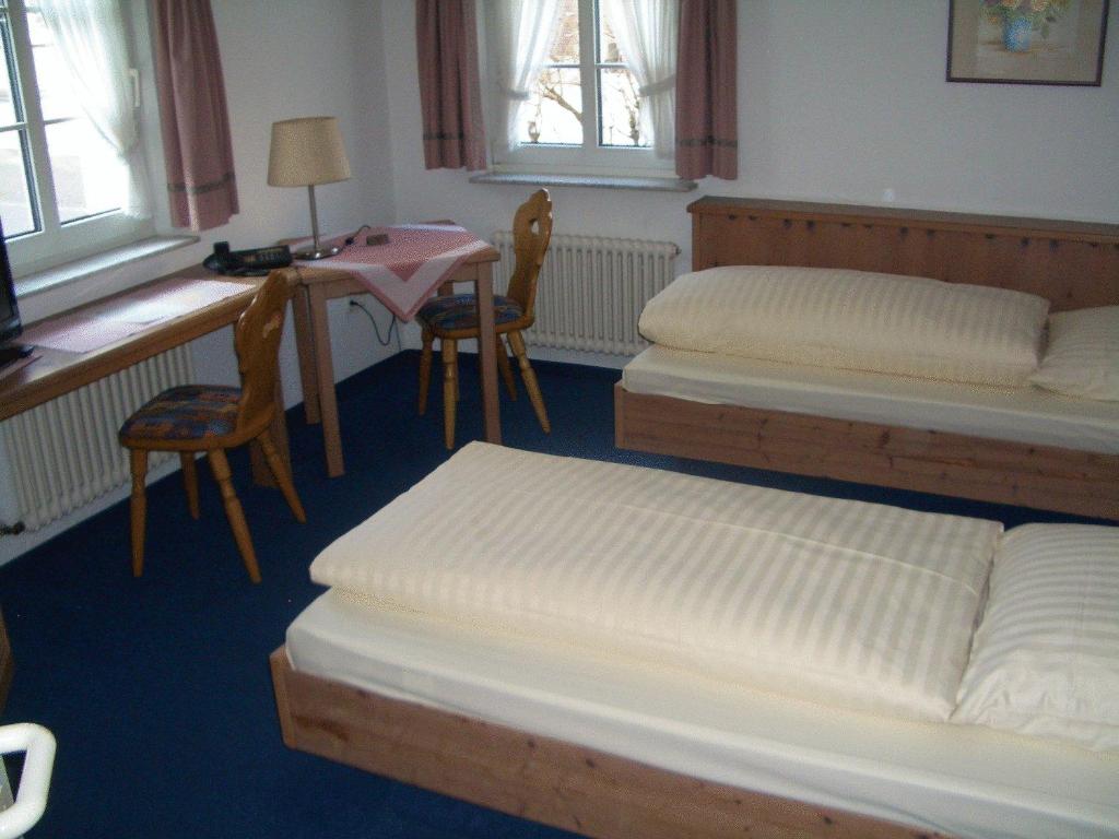 Llit o llits en una habitació de Gasthof zur Sonne