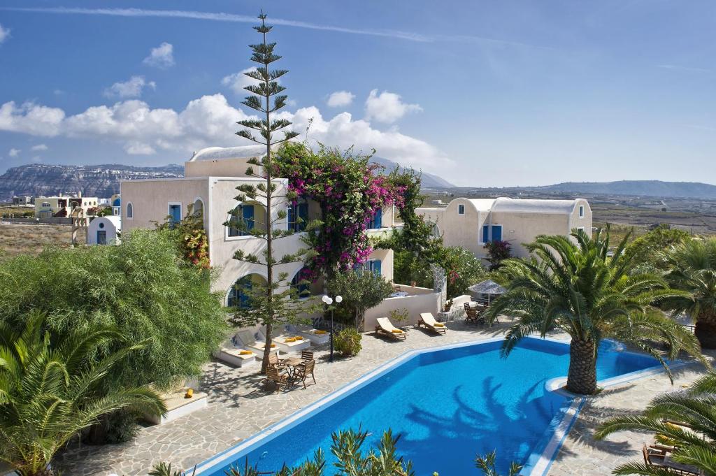 vista aerea su una villa con piscina di Paradise Resort ad Akrotírion