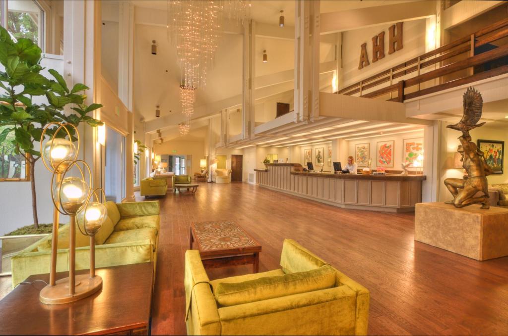 Posezení v ubytování Ashland Hills Hotel & Suites