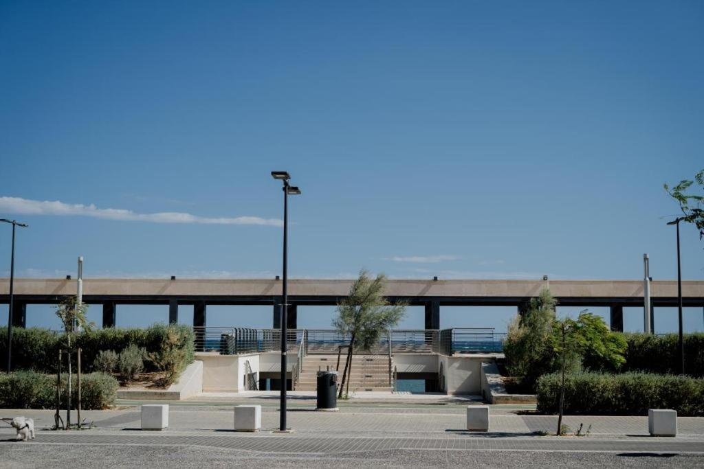 バーリにあるDOMUS RESIDENCE - CICERONE -の橋を背景にした駐車場