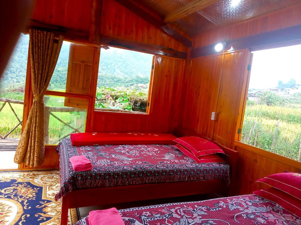 a small bedroom with a bed and a window at ChienDe Homestay in Sa Pa